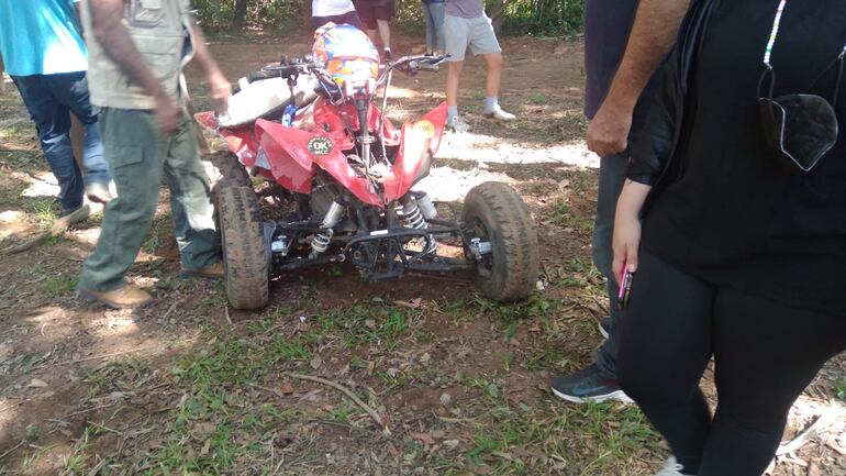Choque de motociclista contra árbol en competencia.