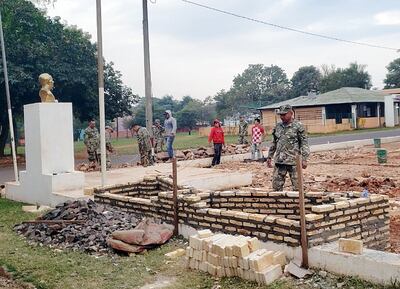 Un militar en plena labor de construcción del futuro monumento.