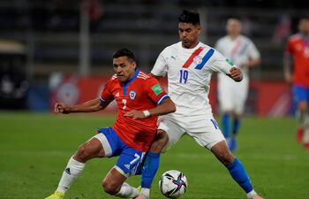 Alexis Sánchez de Chile disputa el balón con Santiago Arzamendia de Paraguay, en el partido disputado el pasado 10 de octubre en Santiago. La revancha será el 11 de noviembre en Asunción.