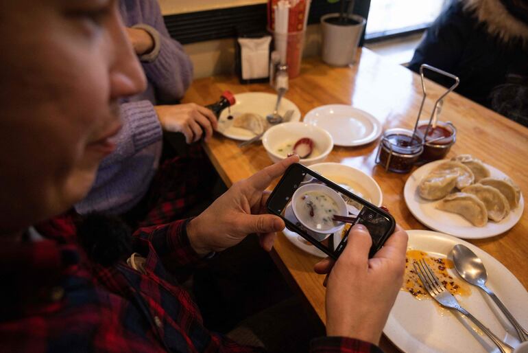 El bloguero de comida Andrew Doro, a cargo de everycountryfoodnyc.com, saca una foto de su plato en el restaurante Phayul.