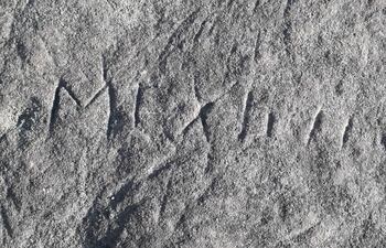 Letras que tendrían alguna similitud con el griego antiguo, forman parte de las inscripciones encontradas talladas en roca por el jesuita Silverio Britos en un paraje cercano a Santa Rosa, Misiones.