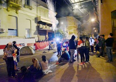 Anoche los trabajadores de dos hospitales seguían congregados frente al Ministerio de Hacienda en busca de respuestas, dijeron.