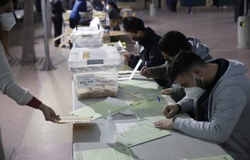 Chilenos ejerciendo el derecho al sufragio en las elecciones constituyentes.