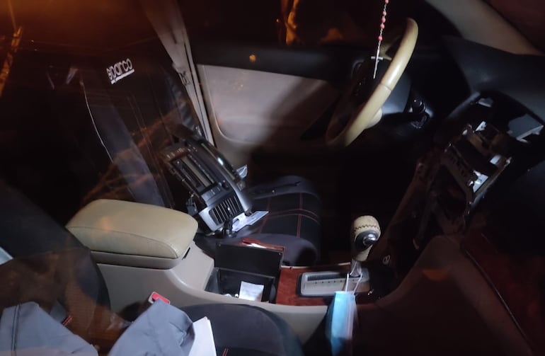 El autoradio ya fue extraído cuando los tortoleros fueron pillados infraganti.