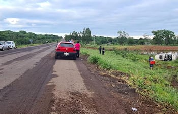 Una persona murió durante el vuelco del vehículo.