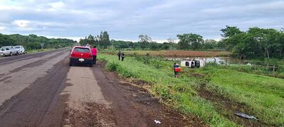 Una persona murió durante el vuelco del vehículo.