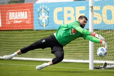 Fotografía cedida este jueves por la Confederación Brasileña de Fútbol (CBF) donde aparece el portero Alisson Becker durante un entrenamiento con la selección brasileña hoy, en las instalaciones de la Granja Comary, en Teresópolis (Brasil). El portero Álisson, el centrocampista Douglas Luiz y los atacantes Roberto Firmino y Richarlison fueron los primeros jugadores que se presentaron este miércoles a la concentración de la selección brasileña de fútbol que enfrentará a Ecuador y Paraguay por las Eliminatorias.
