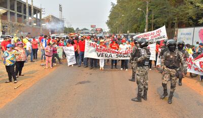 Los manifestantes a favor del senador Rodolfo Friedmann cortaron la ruta de entrada a la ciudad de Villarrica.