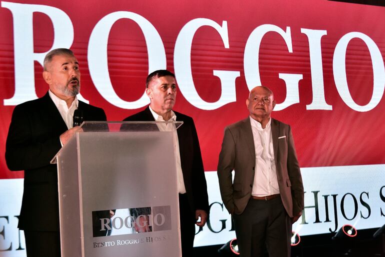 Óscar Franco, presidente; Gustavo Pavetti, gerente financiero, y Emilio Gill, gerente comercial de Roggio en Paraguay, en la celebración por los 48 años de la empresa.