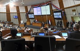 Con dos horas de retraso empezaron a sesionar hoy los Diputados, ante la ausencia y llegadas tardías masivas de varios legisladores.