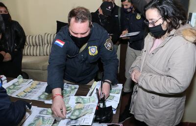 Momento en que la Fiscalía intervino el estudio jurídico del abogado Milciades Toledo, el sábado pasado, y en el que se incautó dinero y otros objetos.