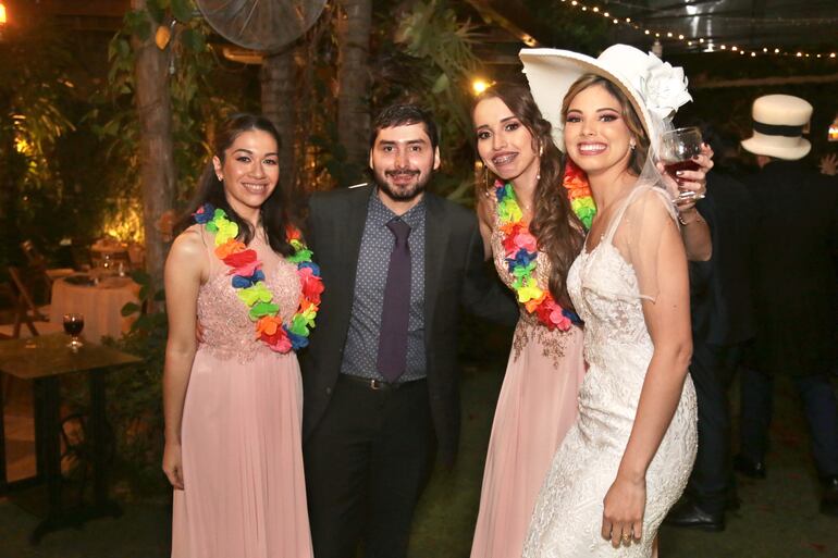 La novia disfrutando de la fiesta con Cinthia Servián, Ezequiel Oviedo y Sofía Fornera.