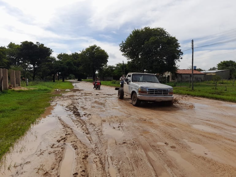 Pobladores de diferentes barrios de Pilar, deben lidiar diariamente con el mal estado de las calles que empeoró luego de las intensas lluvias.