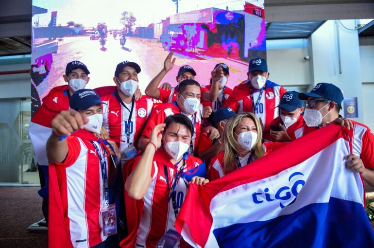 Parte del grupo que anoche fue homenajeado en el Defensores del Chaco por la Telefonía Tigo en reconocimiento a la labor en la lucha contra el covid-19.