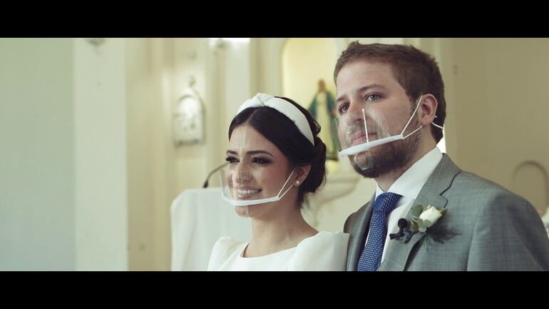 Los novios, respetando las medidas sanitarias, ingresaron a la iglesia utilizando mascarillas