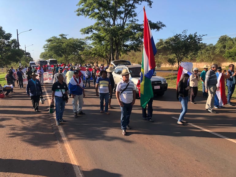 Un grupo de manifestante marcha sobre la ruta PY 07, con destino al acceso a la central hidroeléctrica.