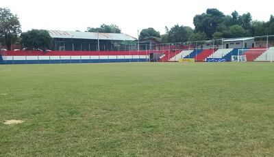 El campo de juego y un sector de las graderías del estadio del club Sportivo Iteño, uno de los referentes del Ciudad del cántaro y la miel que espera la decisión sobre el desarrollo o no del campeonato de la División Intermedia de este año. Ariel Arrúa es el nuevo presidente.