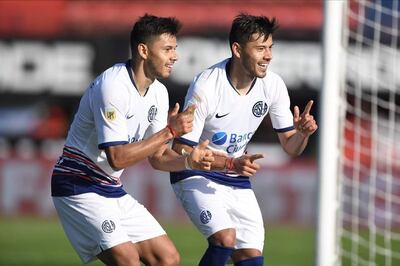 Festejo de gol de los hermanos Ángel Rodrigo (i) y Óscar David Romero (29 años).