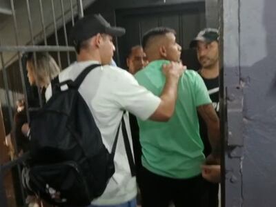 Derlis González (d), jugador de Olimpia, asistido por Saúl Salcedo para abandonar Para Uno después de sufrir una lesión en la rodilla izquierda.