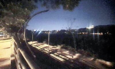 Varios tramos del parque del lago se encuentran a oscuras. Además, los camineros están destruidos.