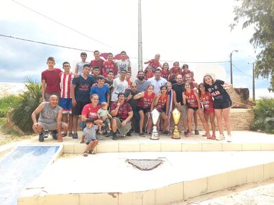 Las campeones pilarenses de básquetbol junto al equipo masculino U16.