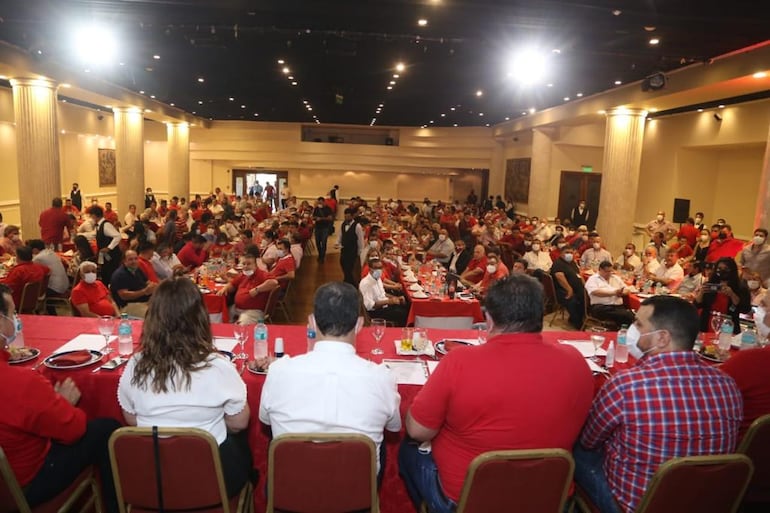 El vicepresidente y presidenciable colorado oficialista Hugo Velázquez se reunió con titulares de seccionales a nivel país. Fue en un hotel capitalino.