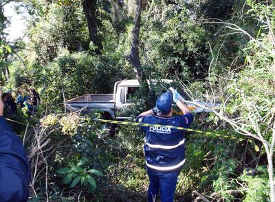 Agentes policiales de Criminalística verifican la camioneta L200 hallada en el parque San Rafael.