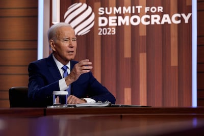 El presidente de los Estados Unidos, Joe Biden, pronuncia comentarios mientras organiza la sesión plenaria virtual de la Cumbre para la Democracia desde el South Court Auditorium en el edificio de la Oficina Ejecutiva de Eisenhower el 29 de marzo de 2023 en Washington, DC.