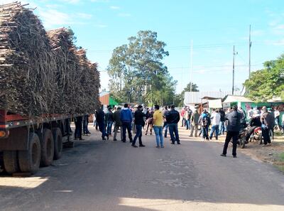 Camiones cargados con caña de azúcar esperan frente a la alcoholera de M. J. Troche, en Guairá.