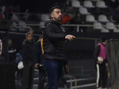 Julio César Cáceres, entrenador de Olimpia, durante el partido contra Sportivo Ameliano por la ronda cinco del torneo Clausura 2022 del fútbol paraguayo.