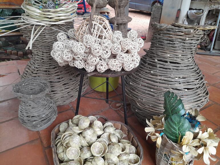 La cestería, es un antiguo arte practicado por mujeres de todos los pueblos del Paraguay y caracteriza a la compañía Caacupemi.