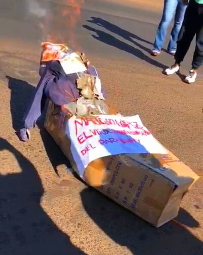 Los manifestantes bautizaron al muñeco como Maligno López, le pusieron en un ataúd de cartón y lo quemaron .