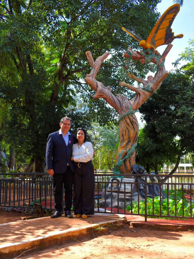 El escritor Pedro Paredez junto a su esposa Judith Martínez frente al monumento de Panambí Vera en el Parque Manuel Ortiz Guerrero.