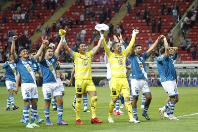 Los jugadores de Puebla, entre ellos el arquero paraguayo Antony Silva, celebran la victoria ante Chivas en el Estadio Akron, en Guadalajara.