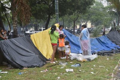 Indígenas acampan en la Plaza de Armas en medio de precariedad y pobreza extrema. Reclaman tierras y servicios básicos.