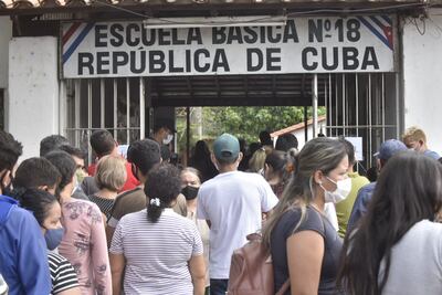 Una importante cantidad de electores se encuentran en la Escuela República de Cuba.
