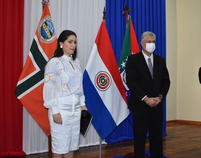 La concejal Carolina Yunis de Acevedo toma el juramento al intendente José Carlos Acevedo.