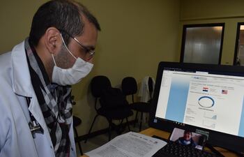 El co editor de la revista, Dr. Gustavo Escalada, en video llamada con la doctora Martha Marín Ricart, editora jefe.