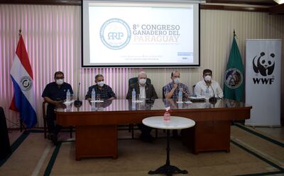 El titular de la ARP, Dr. Pedro Galli (centro), con miembros de la directiva de la Rural, hoy en el lanzamiento del VIII Congreso Ganadero.