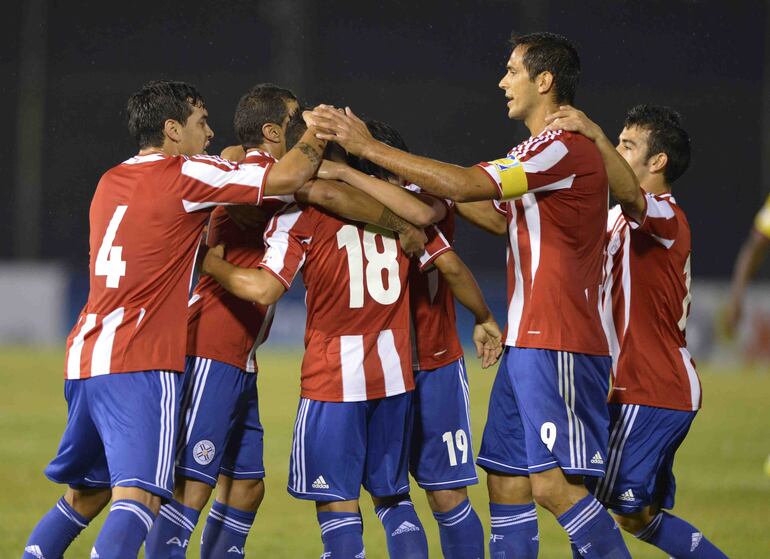 Roque Santa Cruz (brazalete amarillo) festeja con los jugadores el tanto de Jorge Rojas contra Colombia en el clasificatorio al Mundial Brasil 2014.