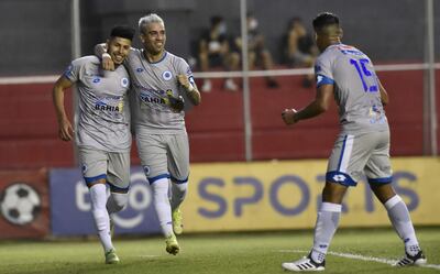 Richard Salinas (i) abrió el marcador en el Arsenio Erico.