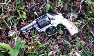 En poder del fugitivo se encontró un revólver calibre 38, un celular y dos chips, que podrían brindar datos sobre sus cómplices en la zona.