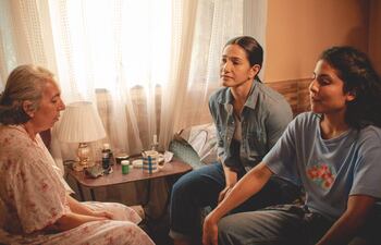 Olga Vallejos, Violeta Acuña y Aida Cohene, los protagonistas en el cortometraje "Yvoty Renda".