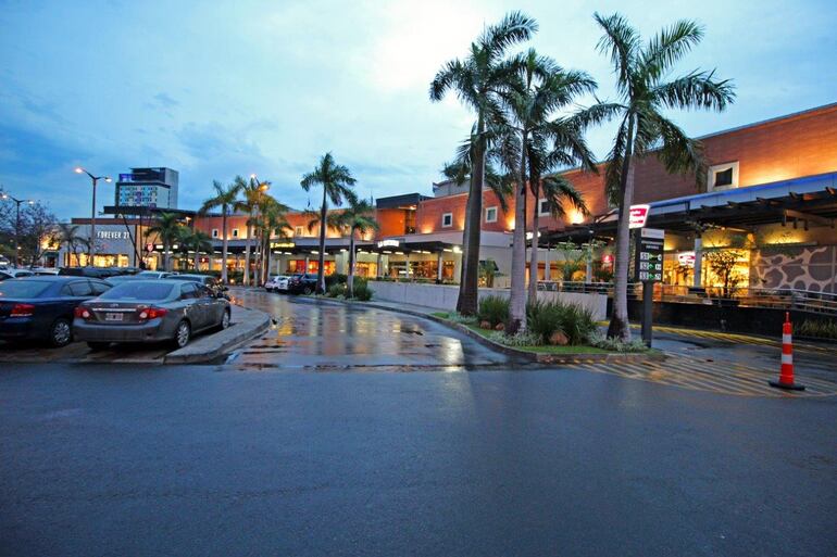El lugar cuenta con un amplio estacionamiento, para satisfacción de los clientes.
