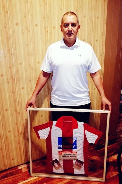 El exsalonista paraguayo Miguel 
Martínez en la actualidad, exhibiendo la casaca campeona del mundo de fútbol de salón del año 1988.