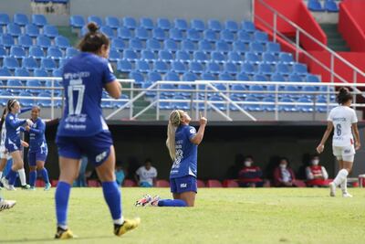 El cuadro danzarín goleó al local.