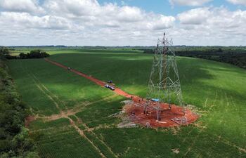 En el km 282 de la ruta camino a Ciudad del Este se está montando la primera torre de la LT 500 kV Yguazú - Itaipú.