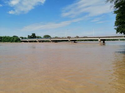 El Pilcomayo registra su primera crecida de importancia, resultado de las lluvias en Bolivia.