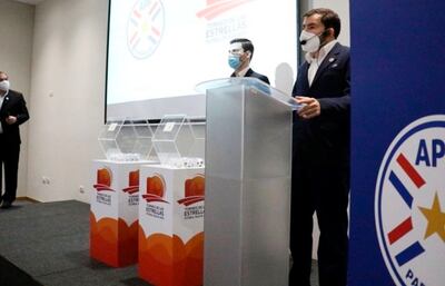 Momento del sorteo realizado ayer en la Asociación Paraguaya de Fútbol para definir los grupos del torneo.