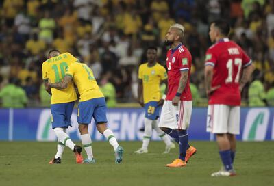Philippe Coutinho (2-i) de Brasil celebra hoy con su compañero Neymar Jr tras anotar contra Chile, durante un partido por las Eliminatorias de Conmebol al Mundial de Catar 2022, en el estadio Maracaná en Río de Janeiro (Brasil).